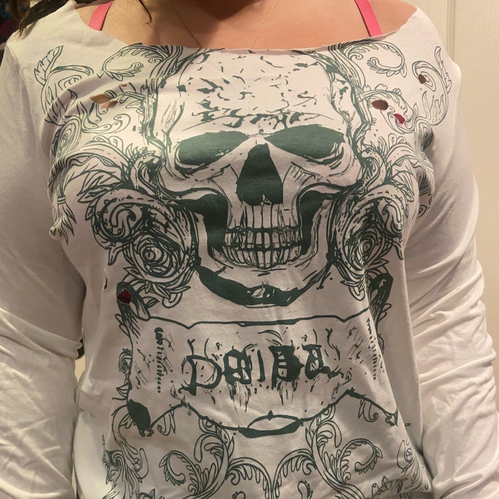 Vintage EMU top, SIZE MEDIUM! Brand new with tags. Skull top.